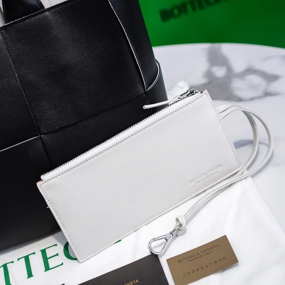Batch 1860 BottegaVeneta# 🧷Early autumn calfskin SLIP tote handbag, the oversized woven design really makes it a huge gap from ordinary tote bags🔗🔗Different color combinations for the inner and outer layers ⛓Daniel Lee leads the brand gene to continue to evolve with fresh inspiration🧬🧬 Showing the balance between luxury and reality👉Sheepskin Size 36*24*12【9892#】